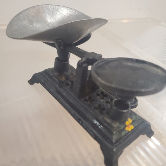 Vintage Cast Iron weight scale in working condition - Picture 5 of 11